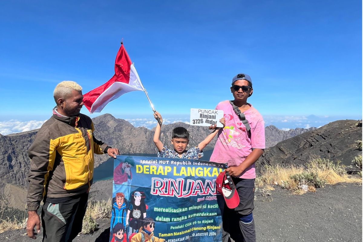 Seorang siswa SD asal Jaksel taklukkan Gunung Rinjani NTT untuk rayakan HUT RI