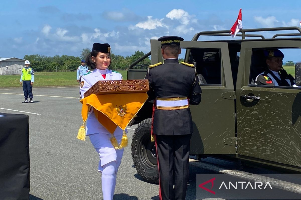 Duplikat bendera pusaka dan teks proklamasi tiba di Bandara Balikpapan