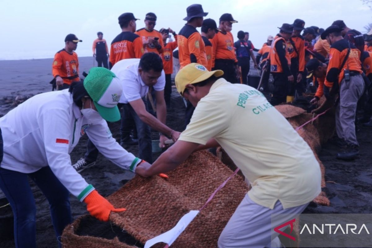 BNPB installing eco-friendly gabions against abrasion in Central Java