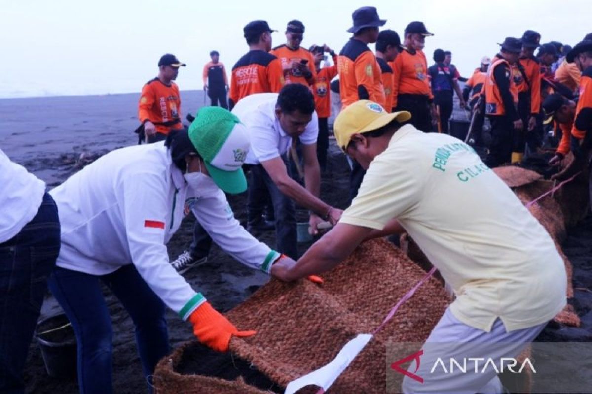 BNPB installing eco-friendly gabions against abrasion in Central Java