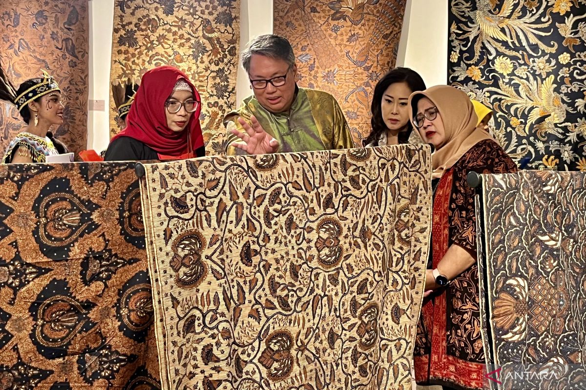 Perbedaan proses pembuatan batik tulis dan cap - ANTARA News