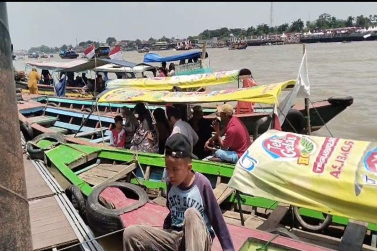 Jembatan Musi VI jadi tempat favorit warga Palembang nonton bidar