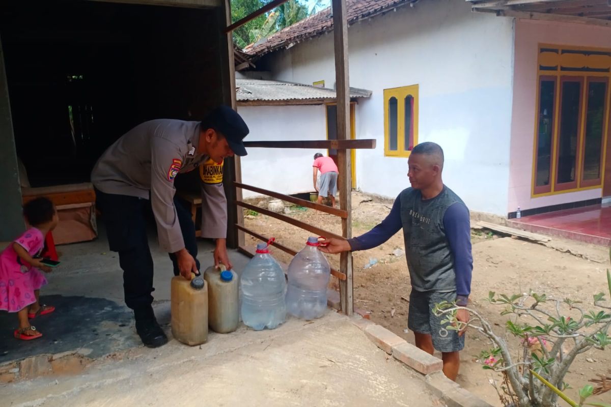 Salurkan air bersih di Trenggalek, polisi gelar 