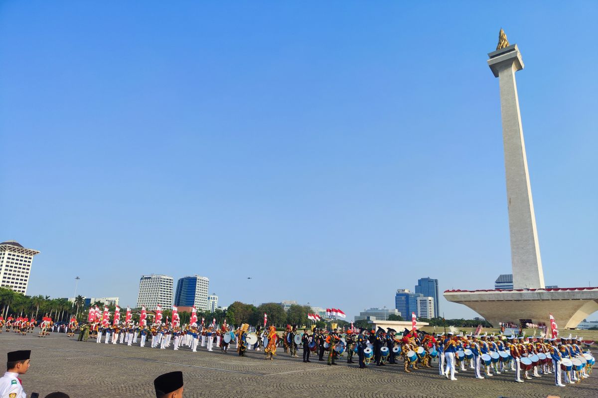 Kirab bendera merah putih tiba di Monas dengan iring-iringan drumband