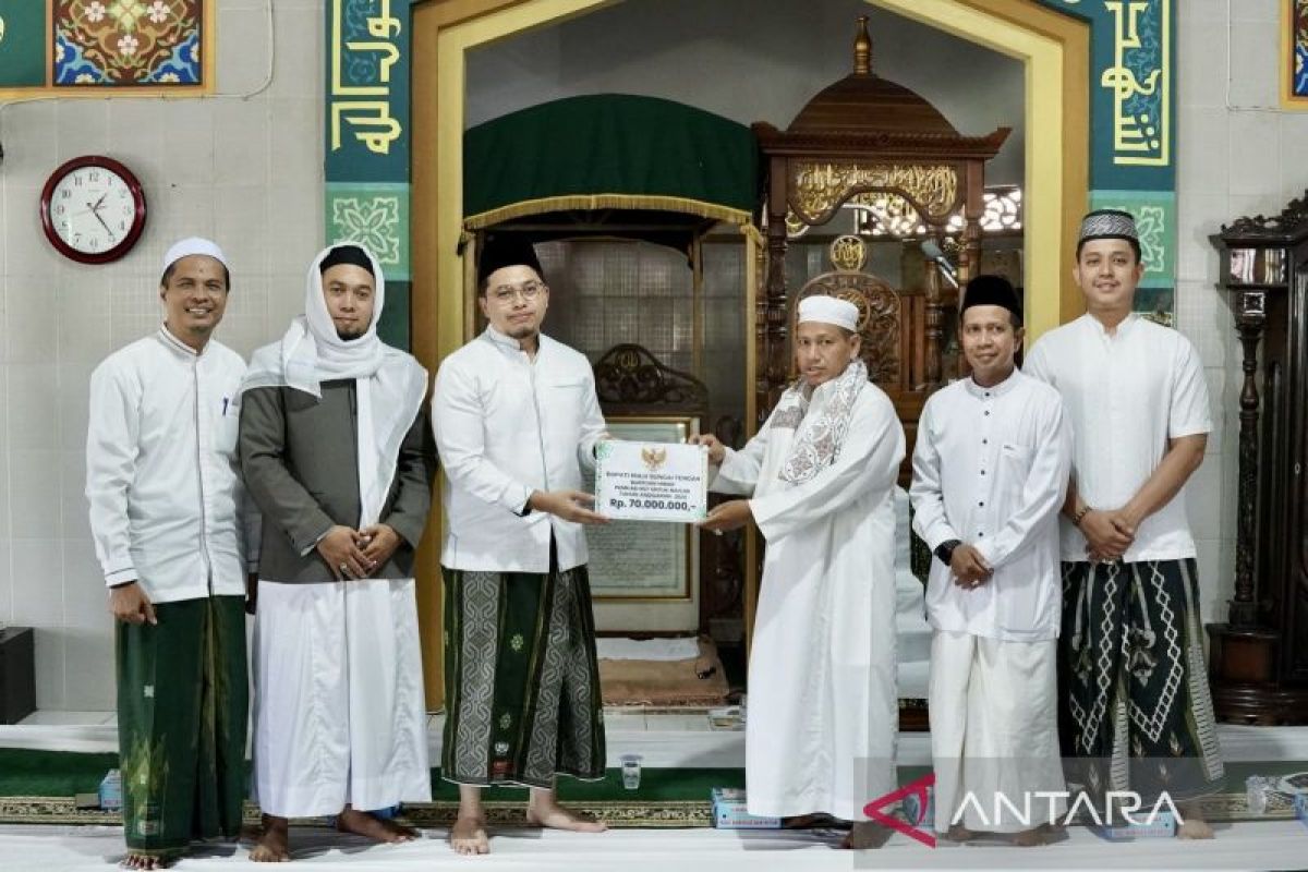 Bupati HST beri dana hibah Rp70 juta ke Masjid Al Mujahid Lok Besar