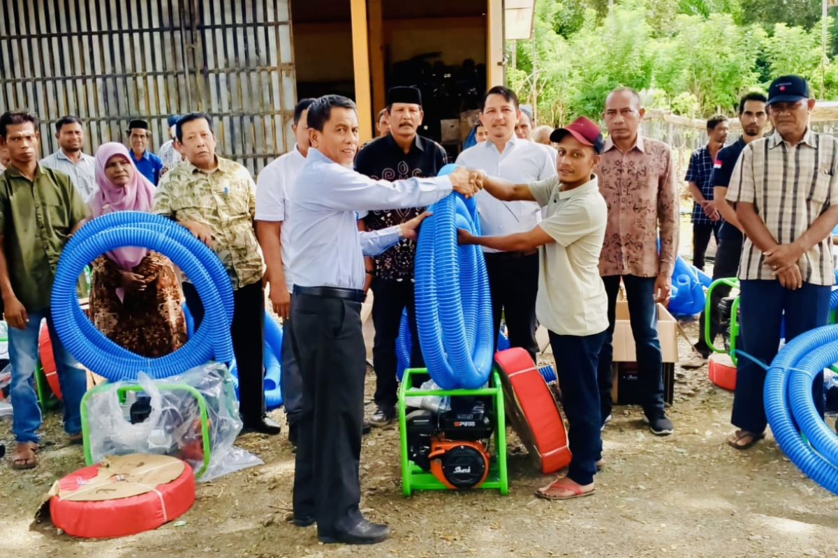 Pemkab Nagan Raya salurkan 38 unit pompa air untuk kelompok petani