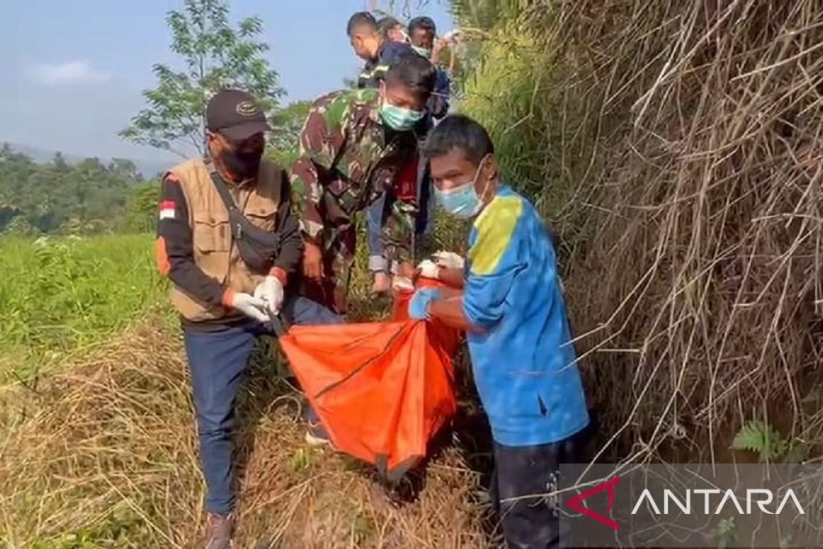 Polsek Cibadak selidiki kasus penemuan jasad pria di saluran irigasi Cimanggu