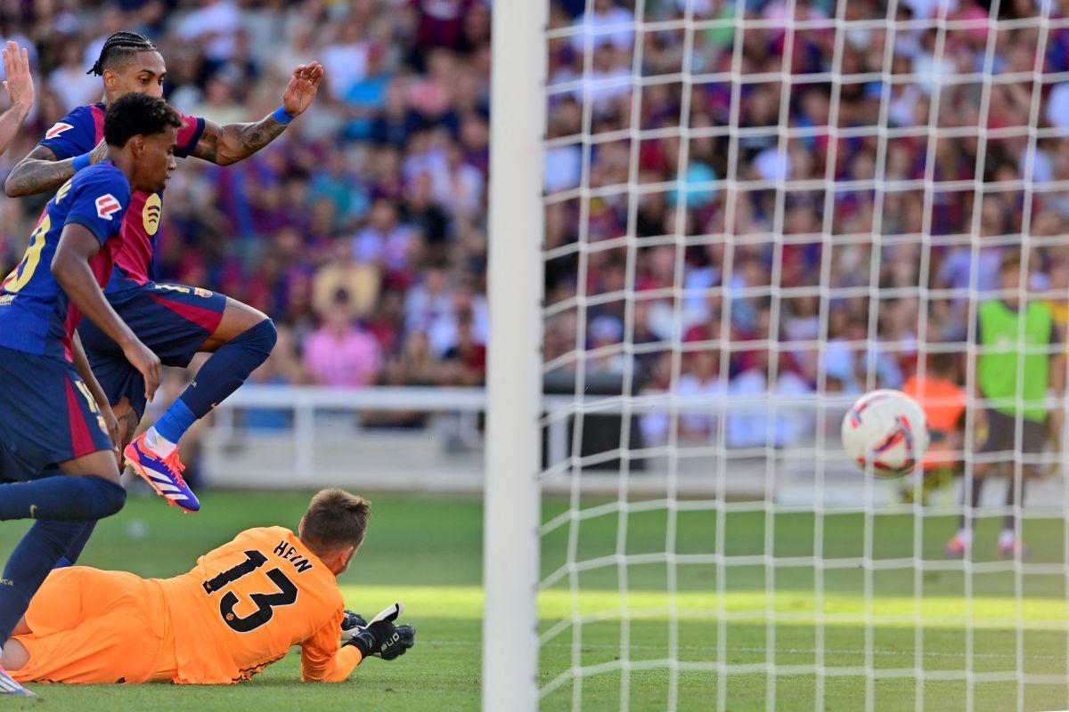 "Hattrick" Raphinha bawa Barcelona tundukkan Valladolid 7-0