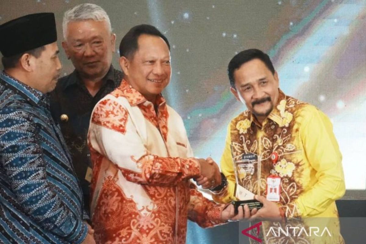 Pj Bupati Tala raih penghargaan dari Mendagri terkait fiskal rendah