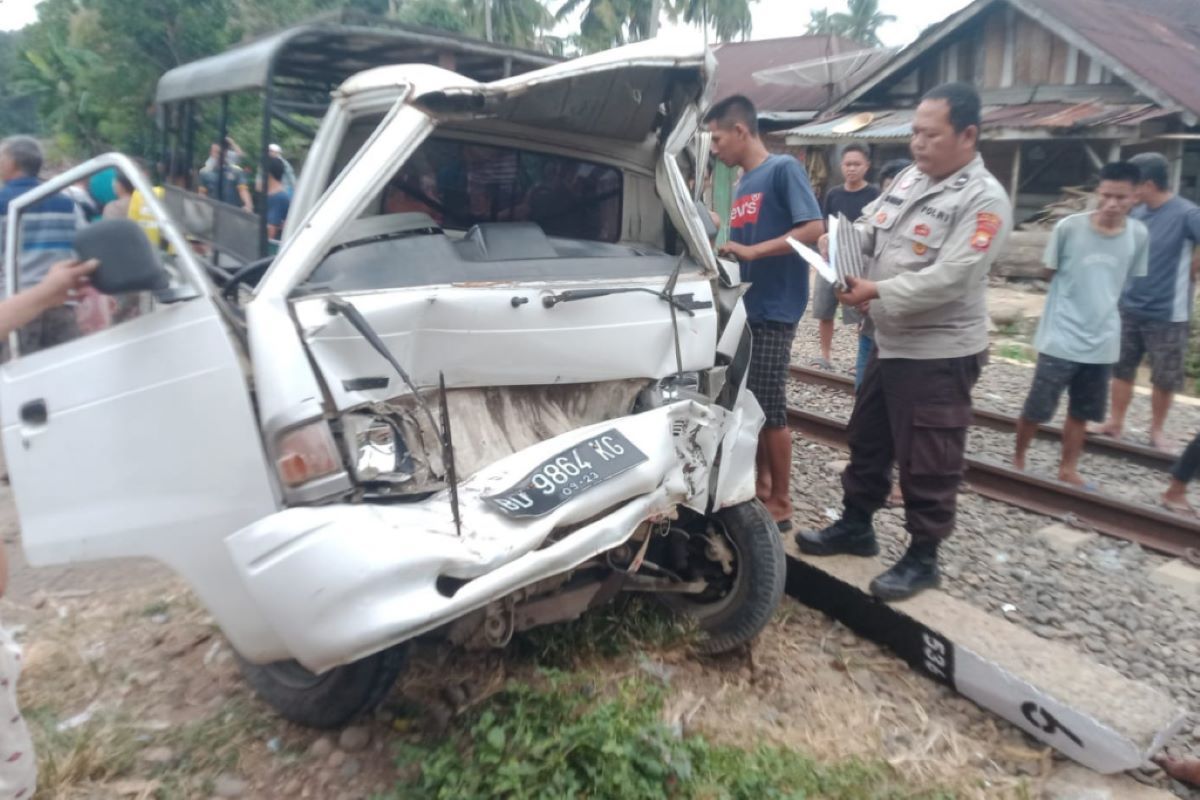 Penumpang angdes asal Rejang Lebong tewas tertabrak kereta api