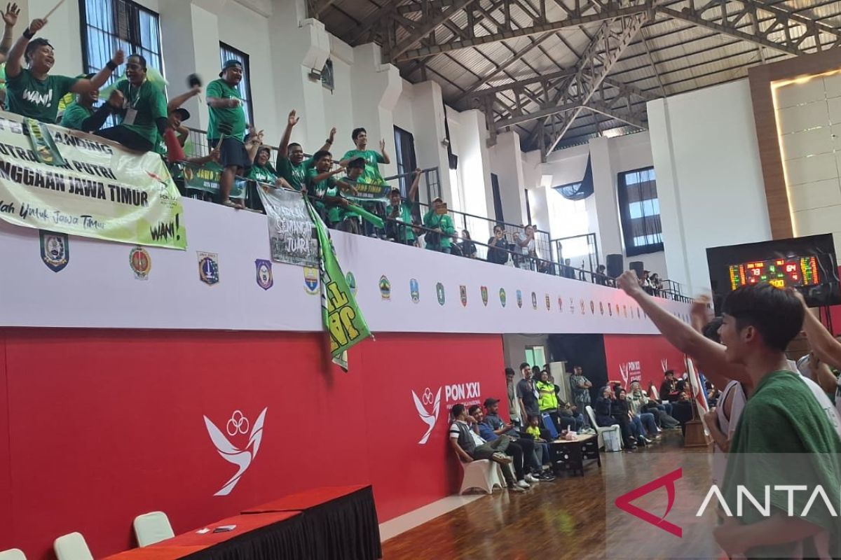 Basket PON Jatim menang, lagu Padamu Negeri menggema di GOR Harapan Bangsa