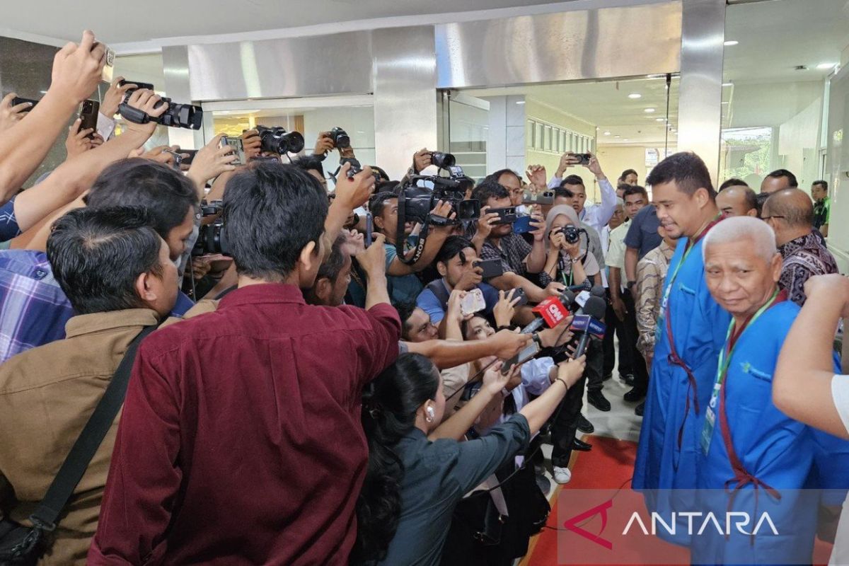 Bobby Nasution santai jalani pemeriksaan kesehatan, sempat candai awak media