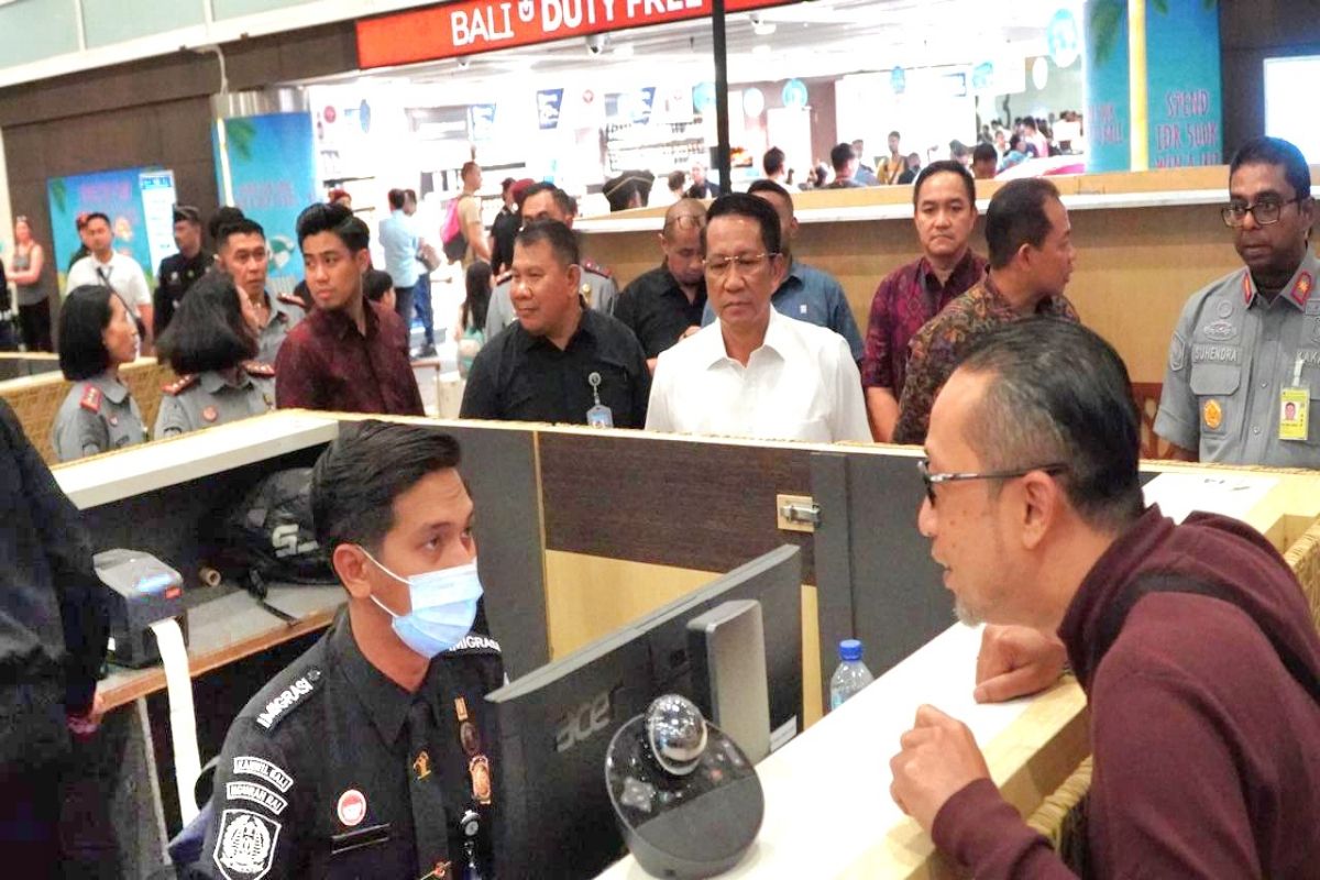 Menkumham tinjau layanan imigrasi di Bandara Ngurah Rai dukung KTT IAF