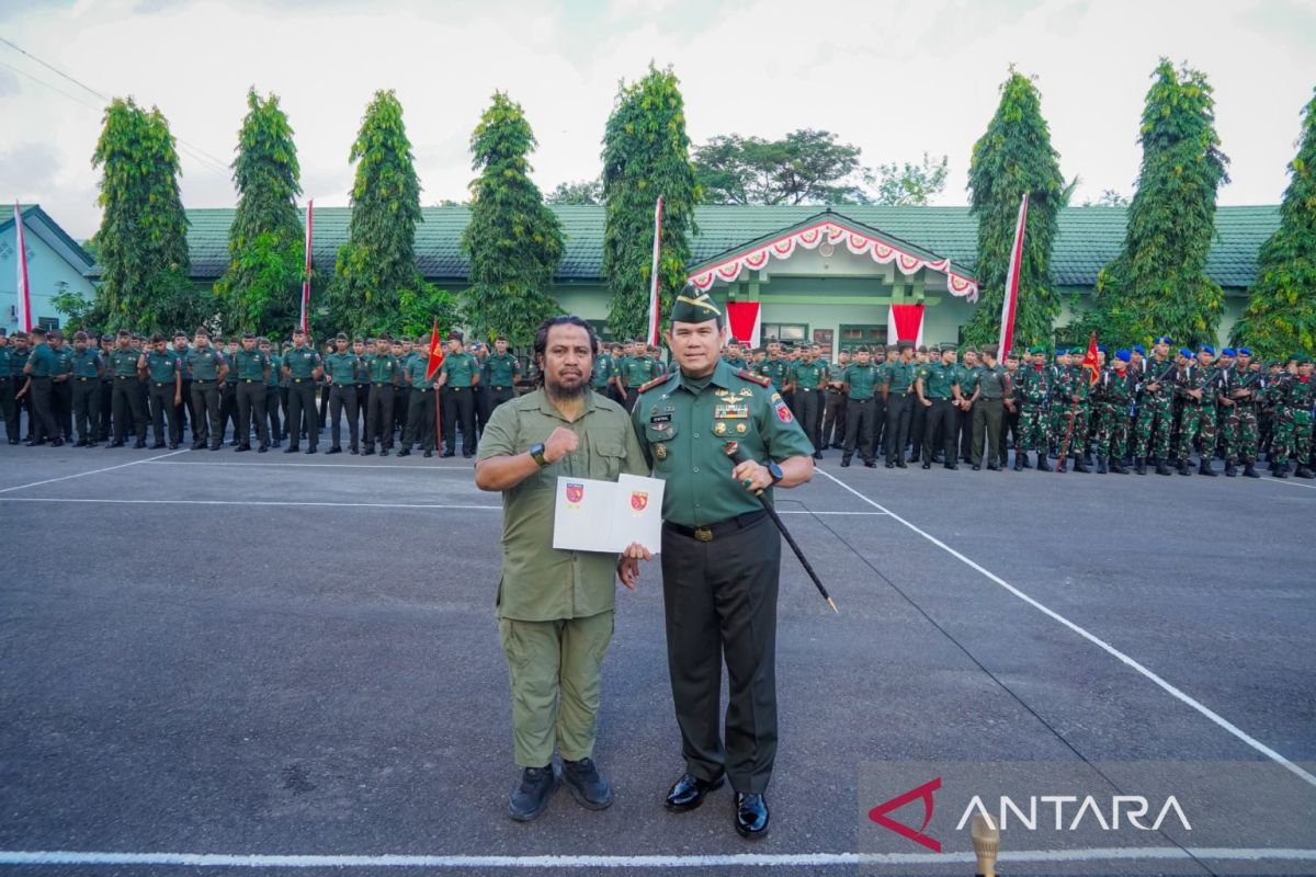 Kodam Pattimura beri penghargaan prajurit cegah aksi bunuh diri seorang warga