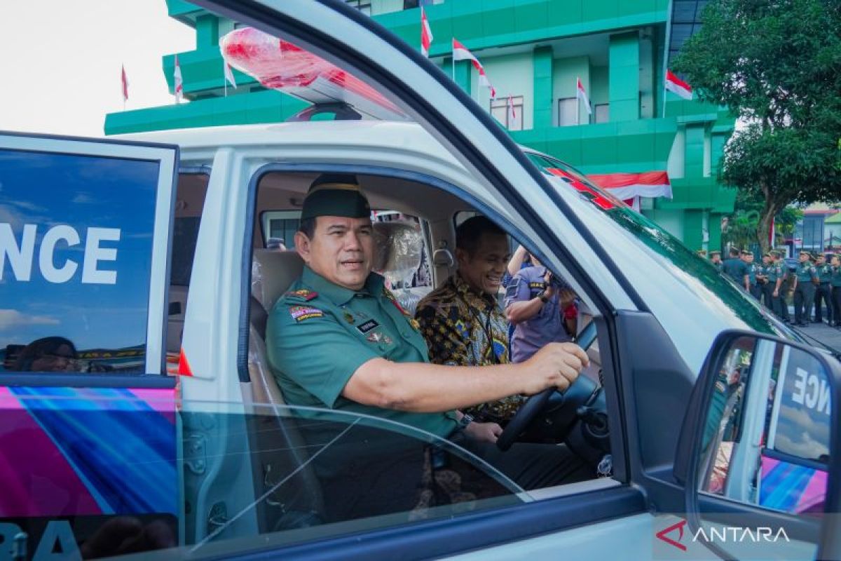 Kodam Pattimura  terima hibah mobil ambulans dari Bank BUMN