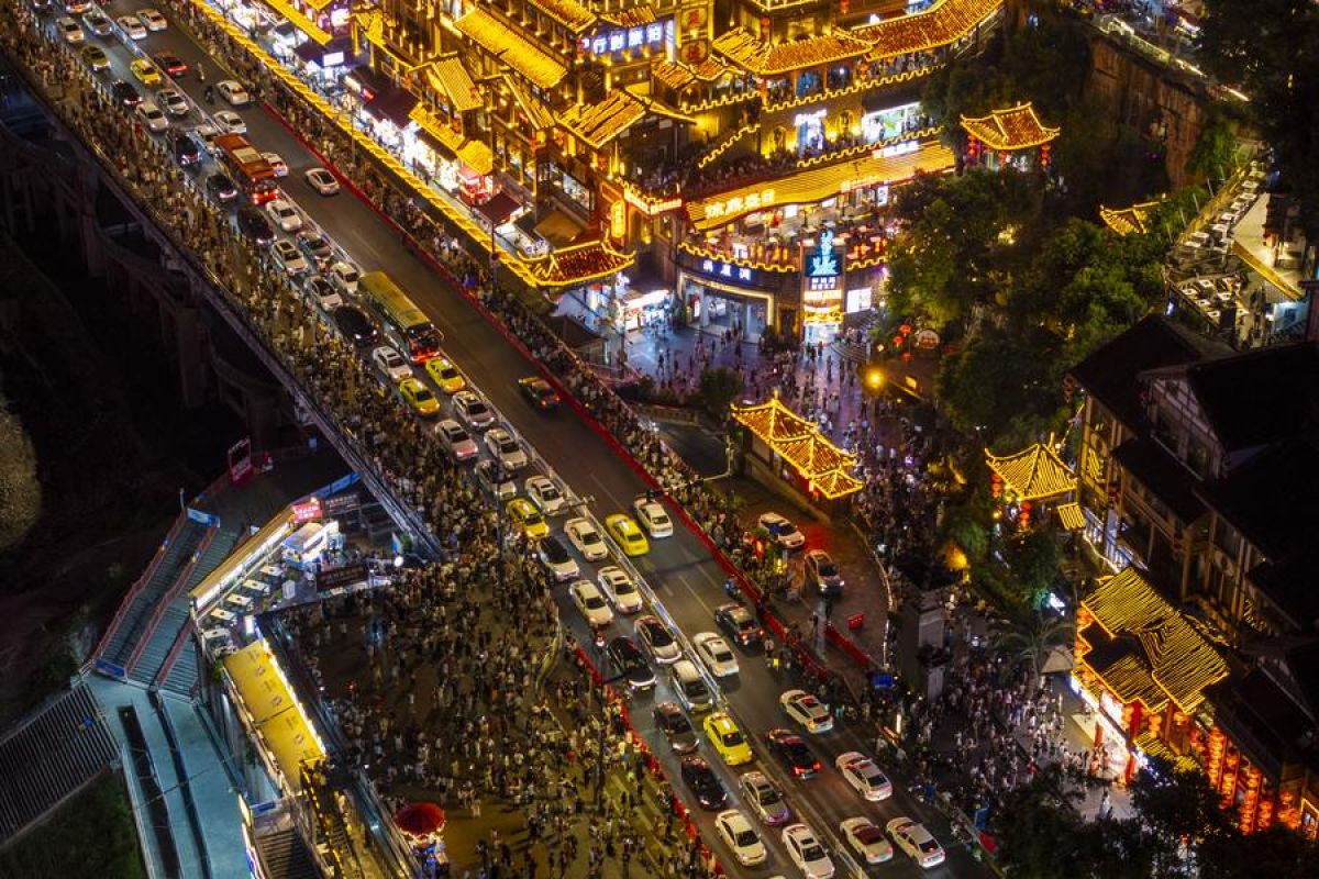 Ekonomi malam tetap hidup di tengah suhu tinggi di "kota tungku" China