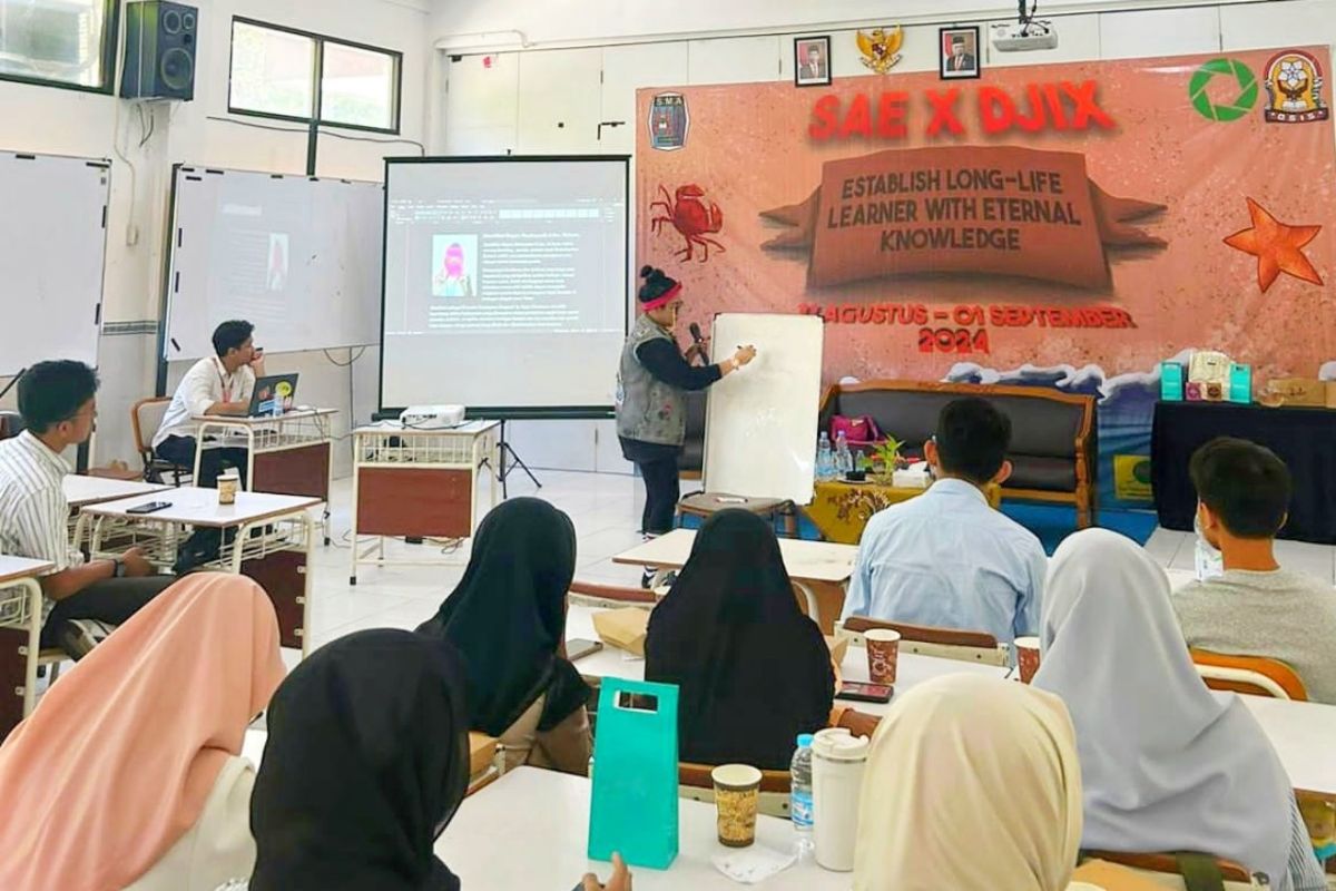 Aktivis kesetaraan gender edukasi pengembangan diri ke pelajar Surabaya