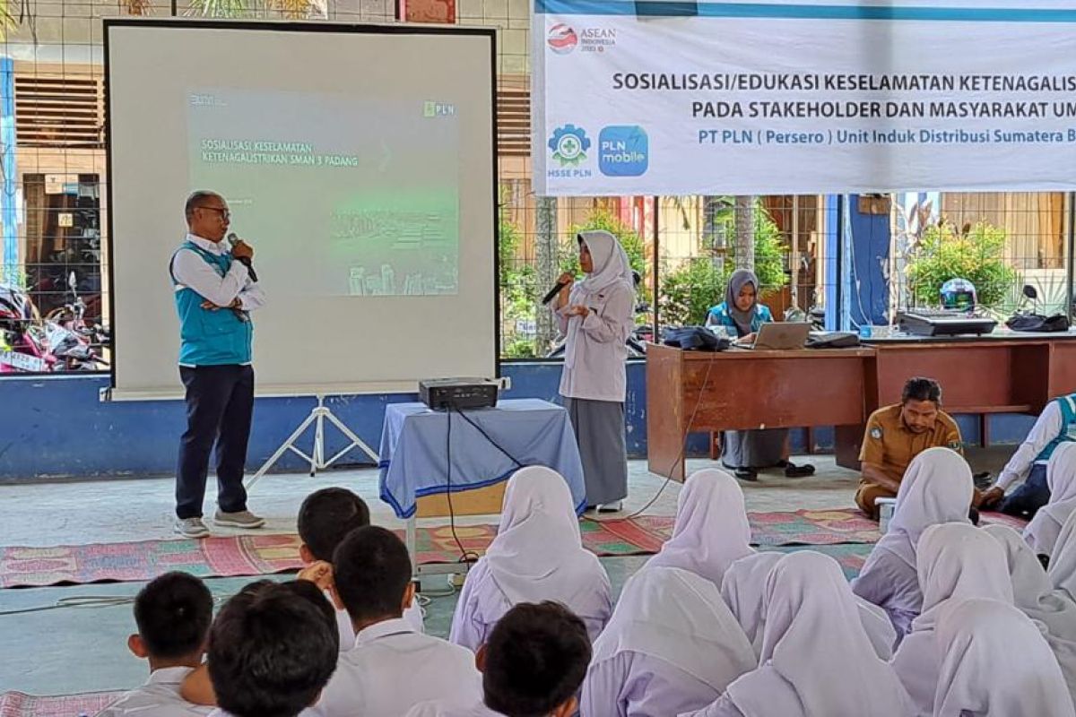 PLN "Goes to School", ajak siswa SMAN 3 Padang sadari bahaya listrik