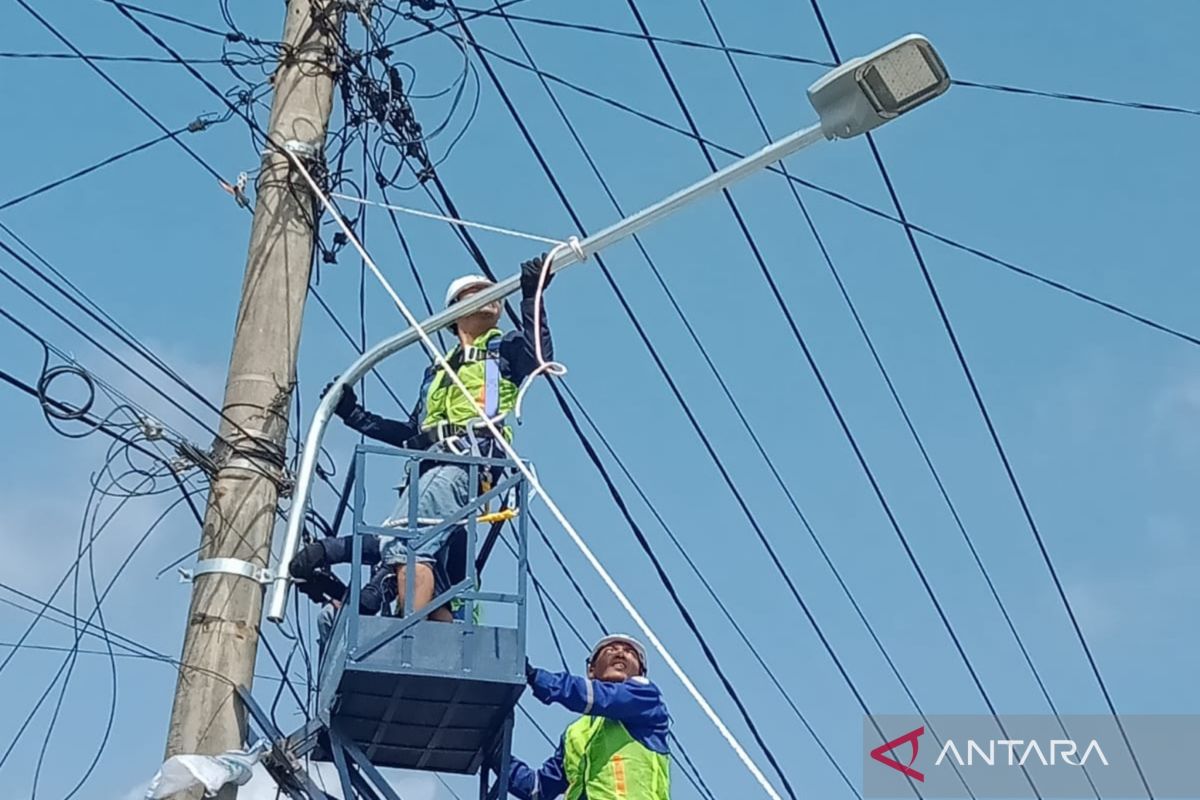 Pemkab Mukomuko tambah lampu penerangan jalan umum