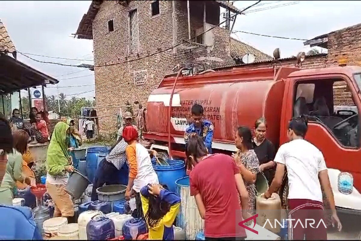 Warga Kalianda antusias terima bantuan air bersih