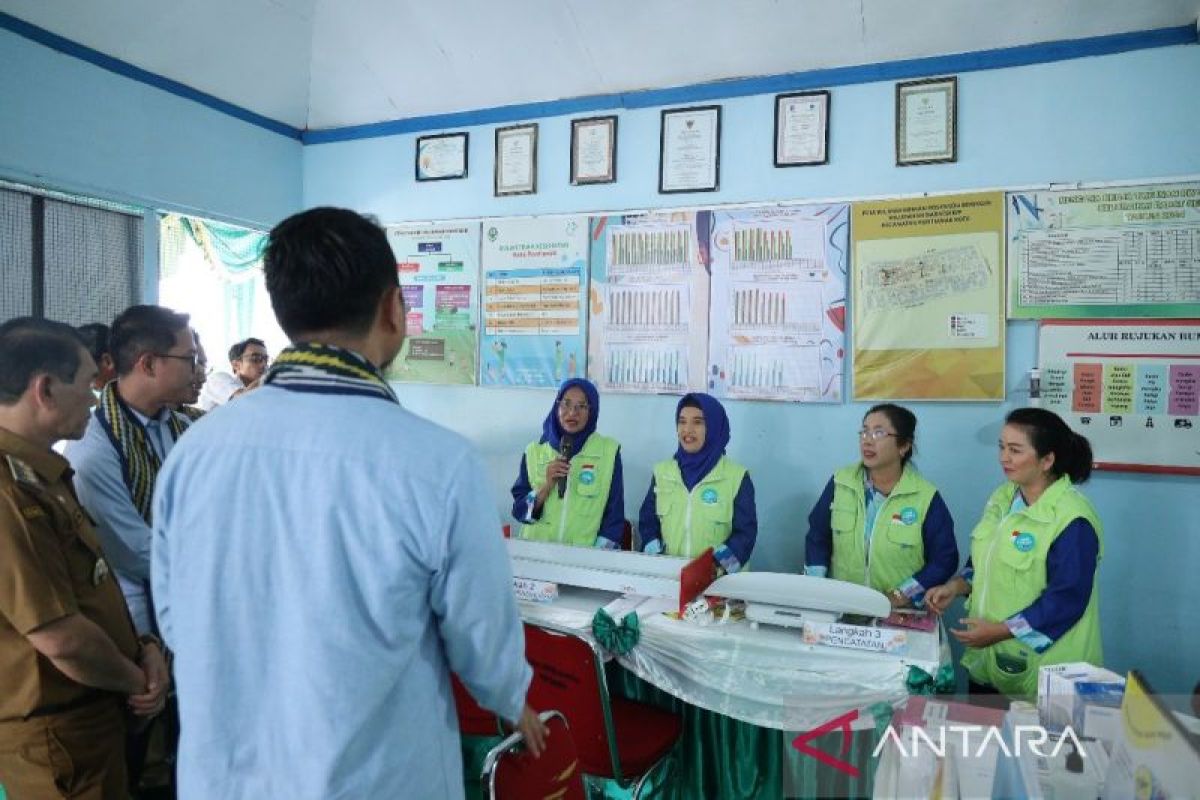 Verifikator pusat melakukan penilaian Posyandu Beringin Darat Pontianak