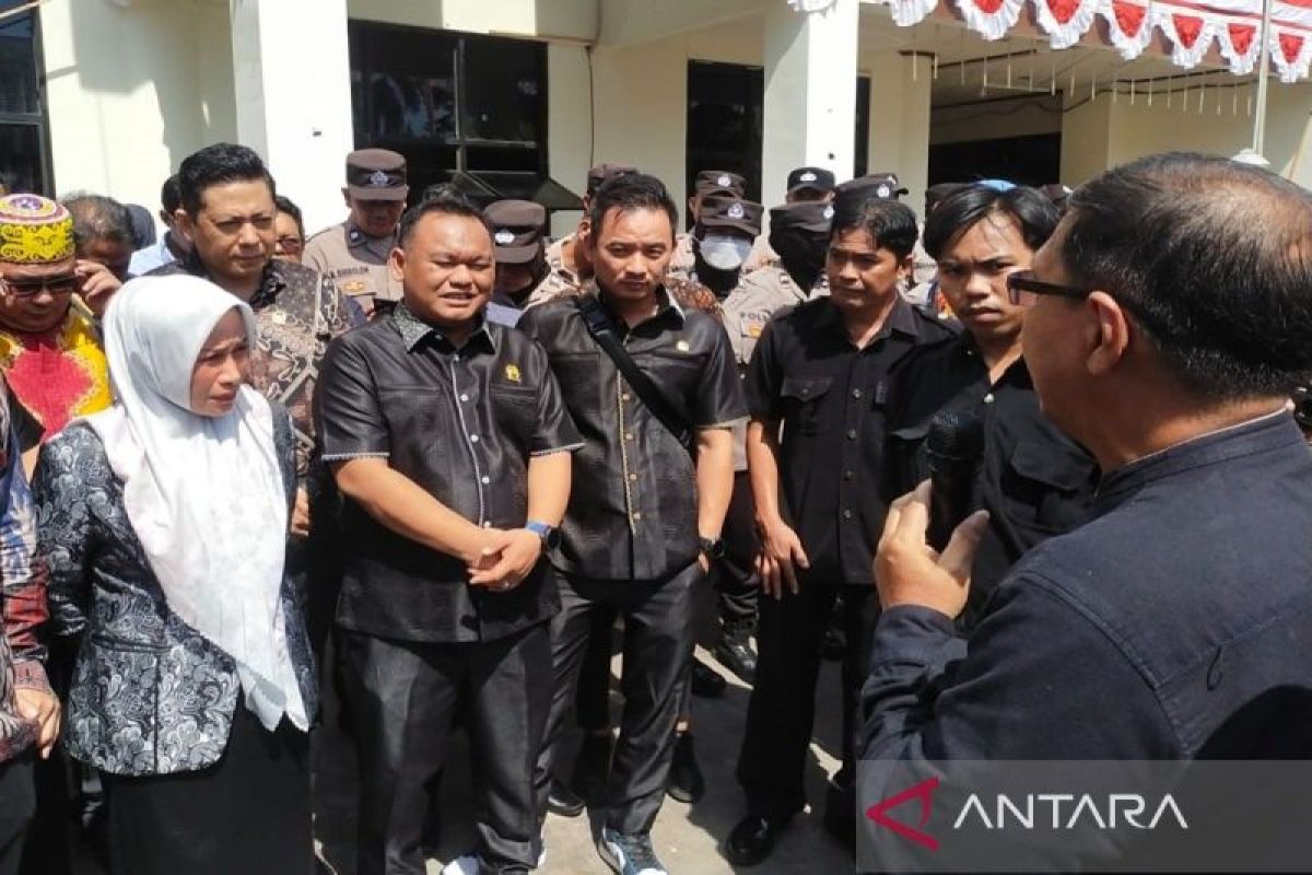 Pimpinan sementara DPRD Kotabaru temui pengunjuk rasa