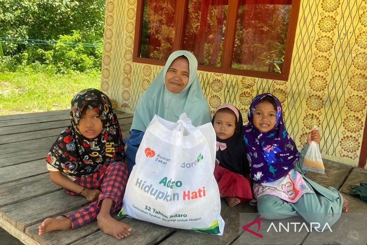 Adaro #HidupkanHati distributes 1,067 basic food packages in remote Kotabaru