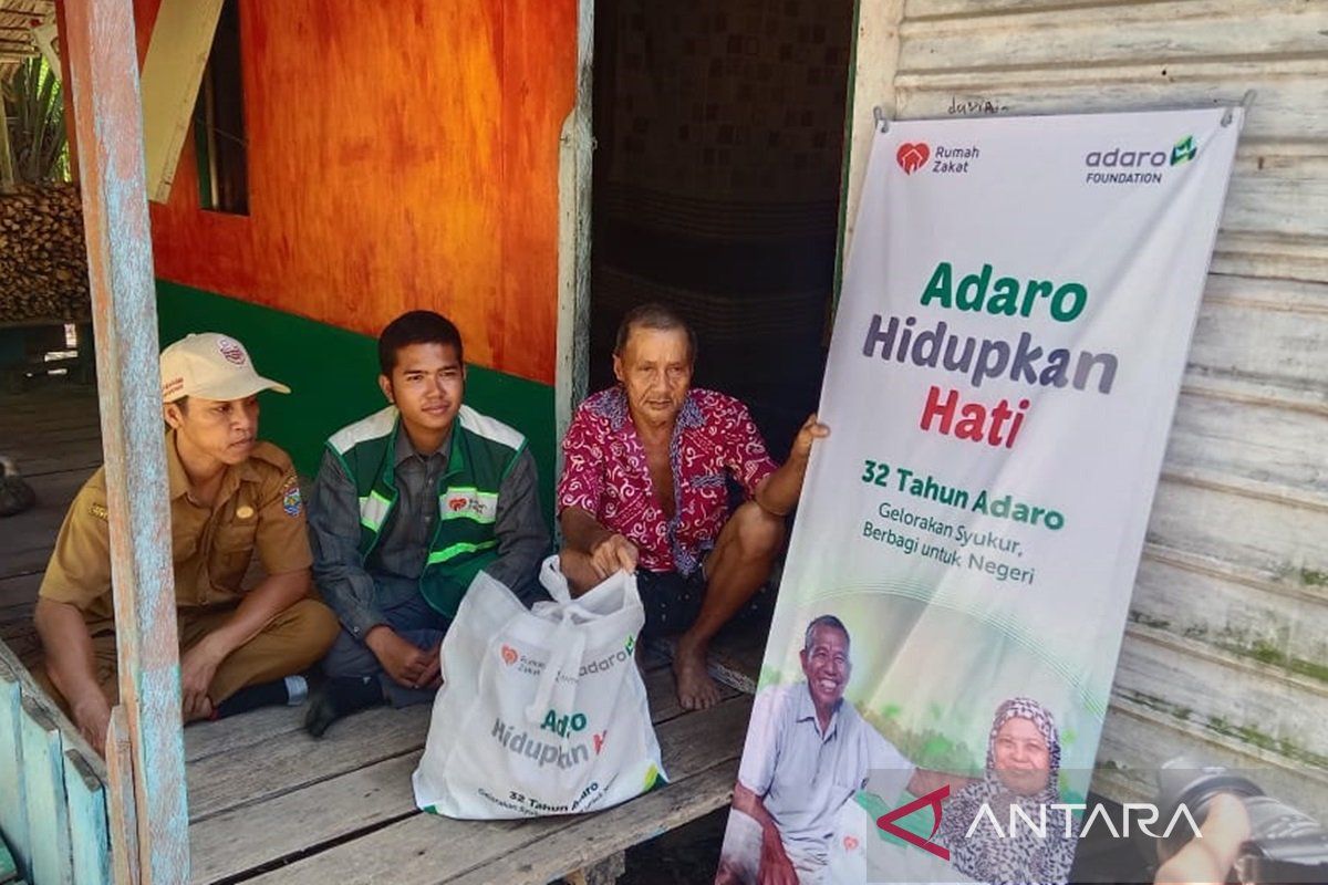 Warga prasejahtera Desa Tata Mekar terima bantuan Adaro