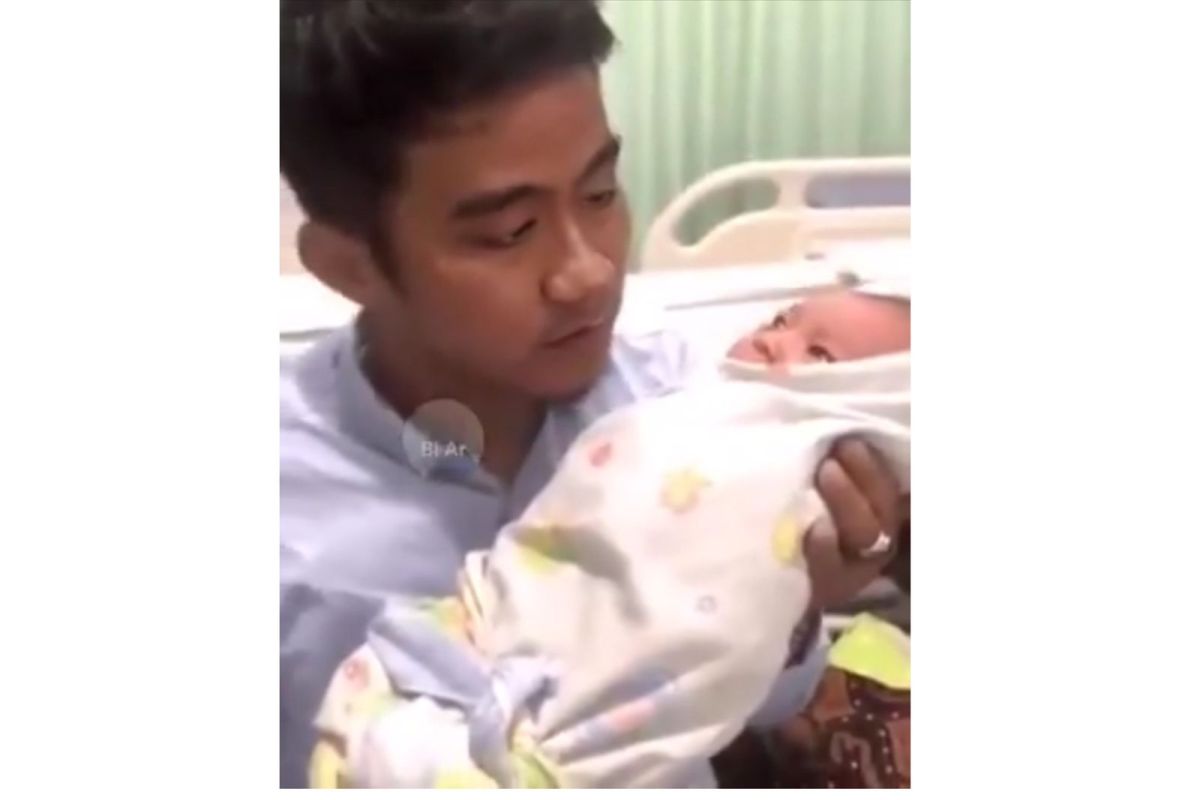 Cek fakta, video Gibran Rakabuming melantunkan adzan ke bayi