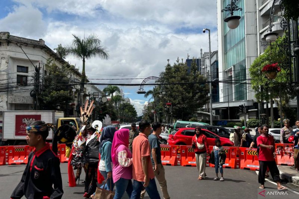 Polisi tutup Jalan Asia Afrika Bandung saat pelantikan DPRD Jabar