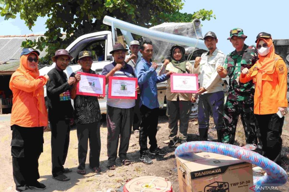 Pemkab Bekasi salurkan bantuan pompa air kelompok tani