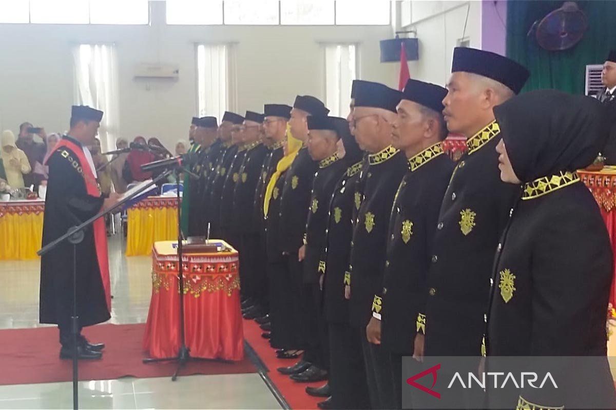 Dua orang tidak hadir, 18 anggota DPRK Simeulue dilantik