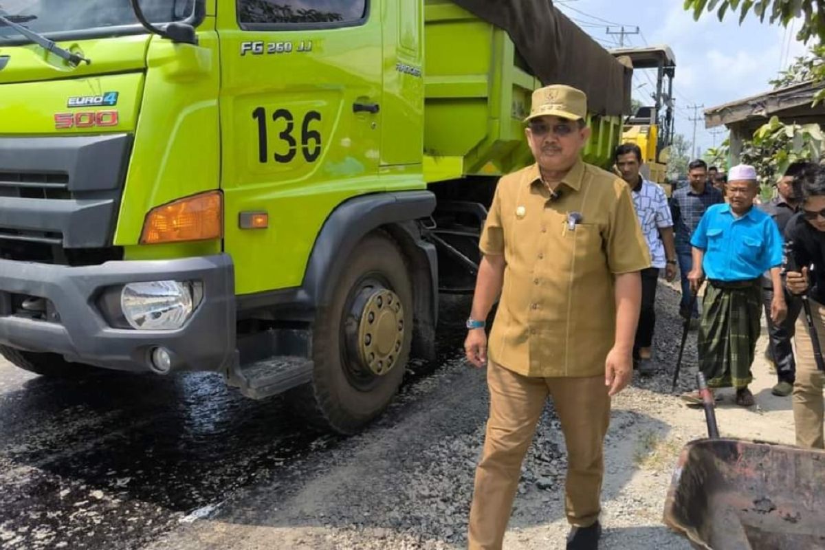 Bupati Tanjab Barat tinjau pengaspalan jalan di Bram Itam Kiri: Harapan warga akhirnya terwujud