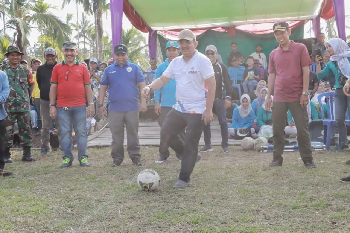 Bupati Anwar Sadat berharap Camat Cup jaring bibit pesepakbola handal.