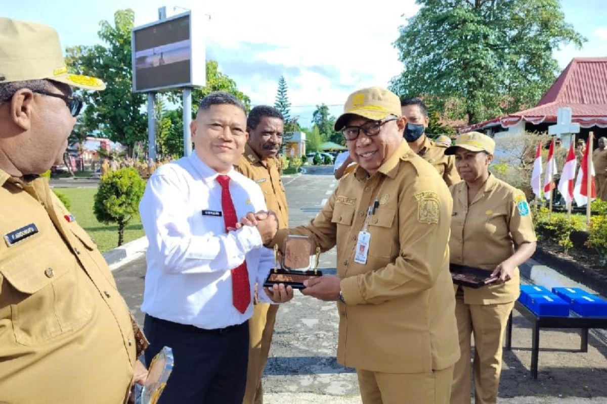 Kemenpan RB beri penghargaan atas laporan SAKIP terbaik tiga OPD Biak Numfor