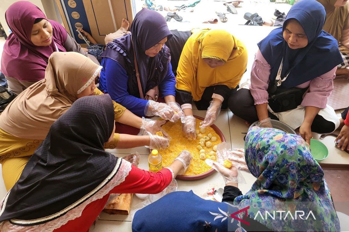 Warga Pulau Pramuka dilatih buat makanan beku berbahan dasar ikan