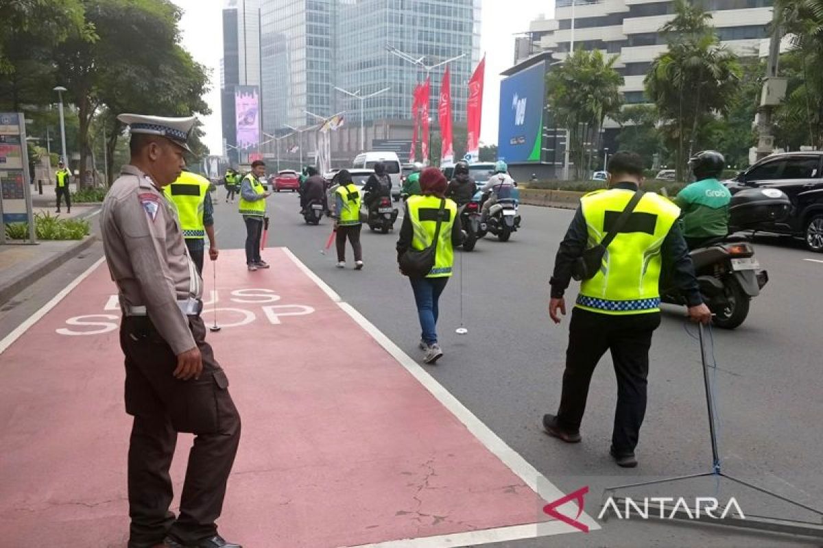 Dishub Jaksel gandeng Satpol PP sisir ranjau paku di Gatot Subroto