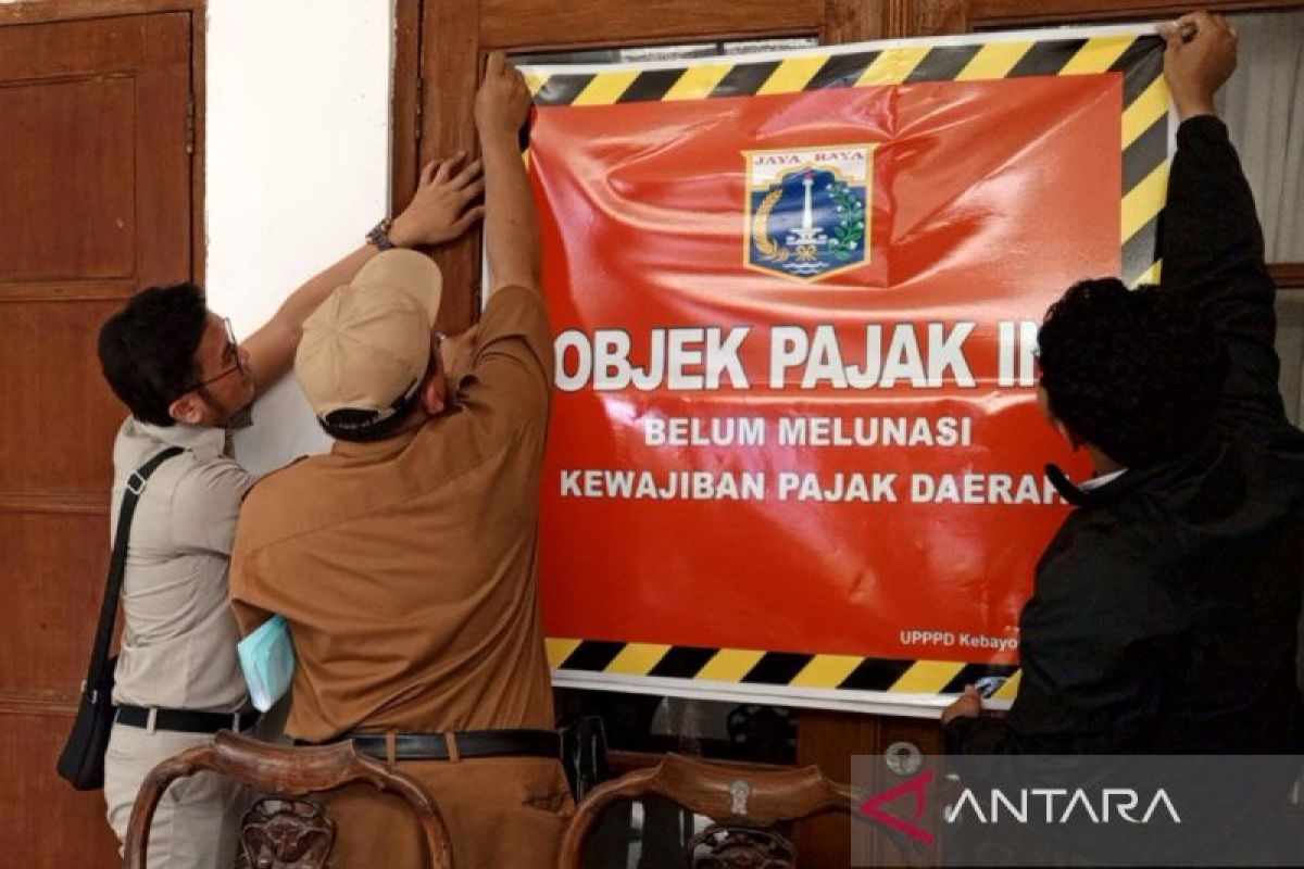 Jaksel pasang stiker di lokasi penunggak pajak