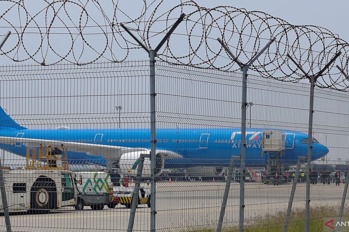 Paus Fransiskus  tiba di Bandara Seokarno-Hatta  Tangerang