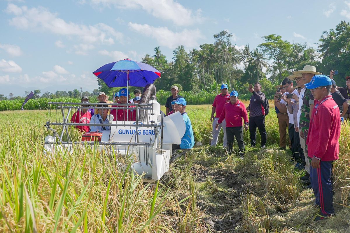 Pemkab Badung bantu mesin pertanian guna naikan produksi petani