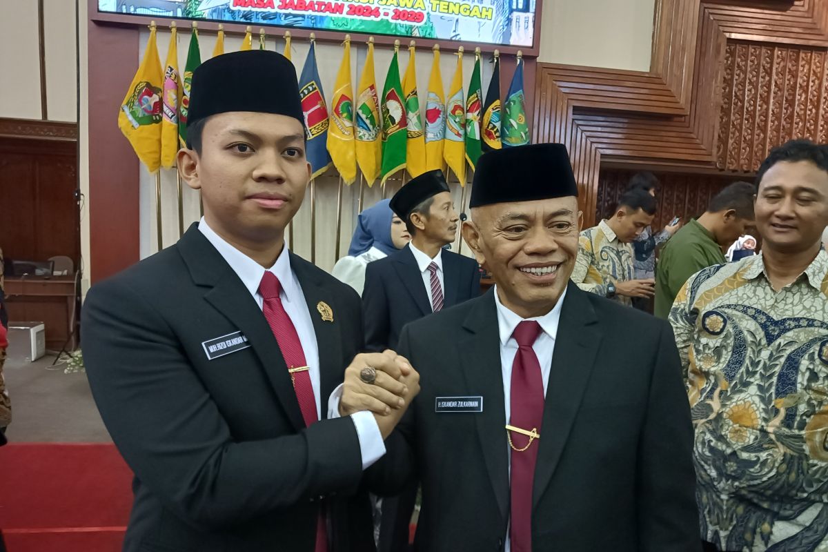 Ayah dan anak dilantik bersama sebagai anggota DPRD Jateng