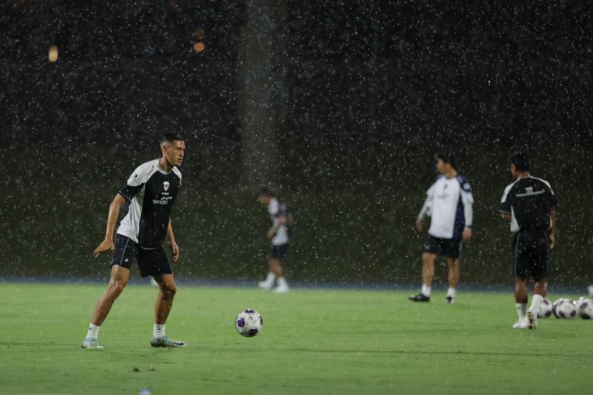 Shin Tae-yong sebut hujan deras ganggu fokus Skuad Garud saat latihan di Jeddah