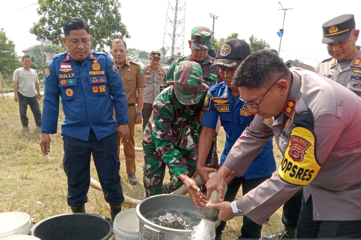 Polres Lamsel salurkan air bersih kepada warga terdampak kekeringan