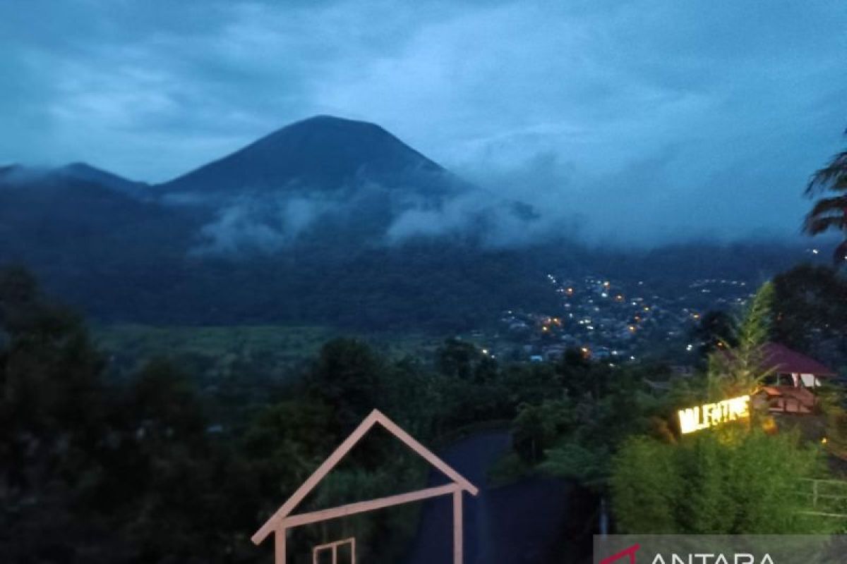 Badan Geologi ingatkan potensi erupsi freatik Gunung Lokon