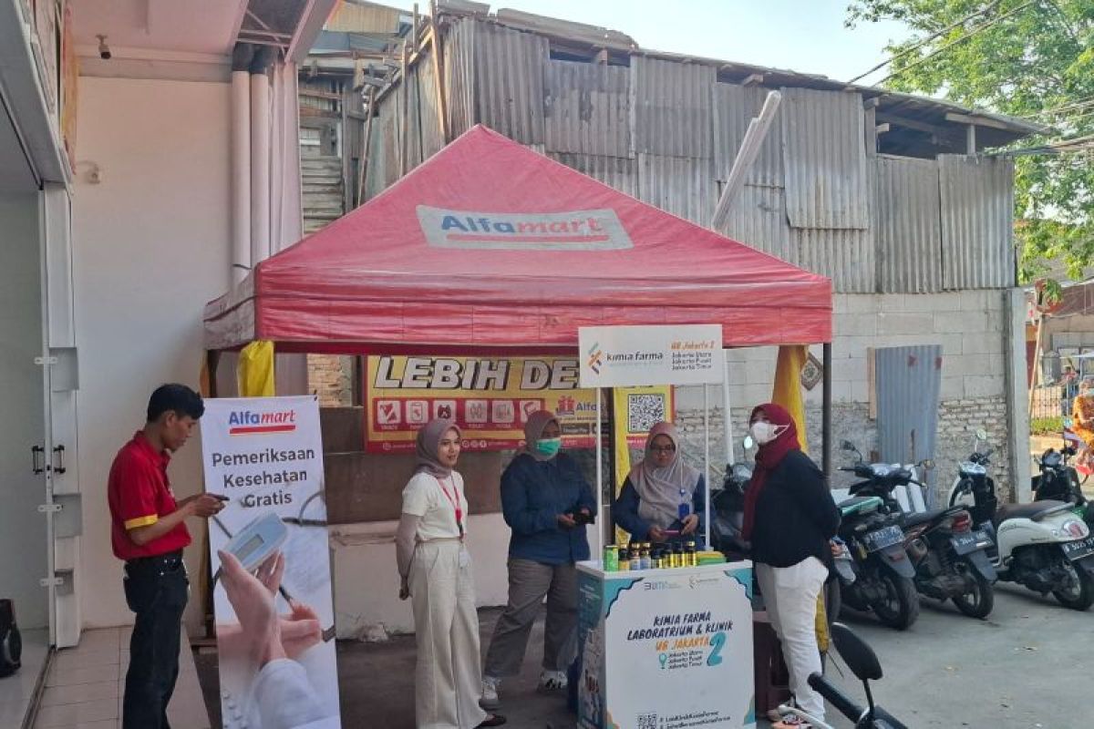 Alfamart - Kimia Farma berikan layanan kesehatan gratis kepada warga