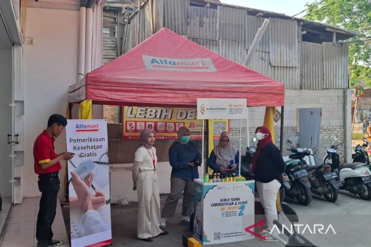 Alfamart dan Kimia Farma berikan layanan kesehatan gratis kepada warga