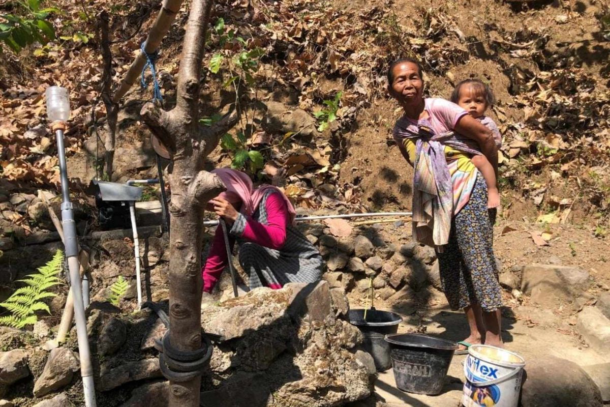 Ratusan warga di pelosok Ponorogo keluar-masuk hutan demi air bersih