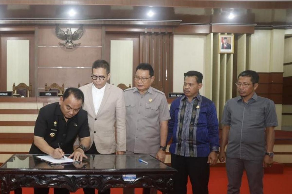 Pj Gubernur bersama DPRD Sultra, gelar rapat Paripurna KUA-PPAS dan tetapkan lima Perda.