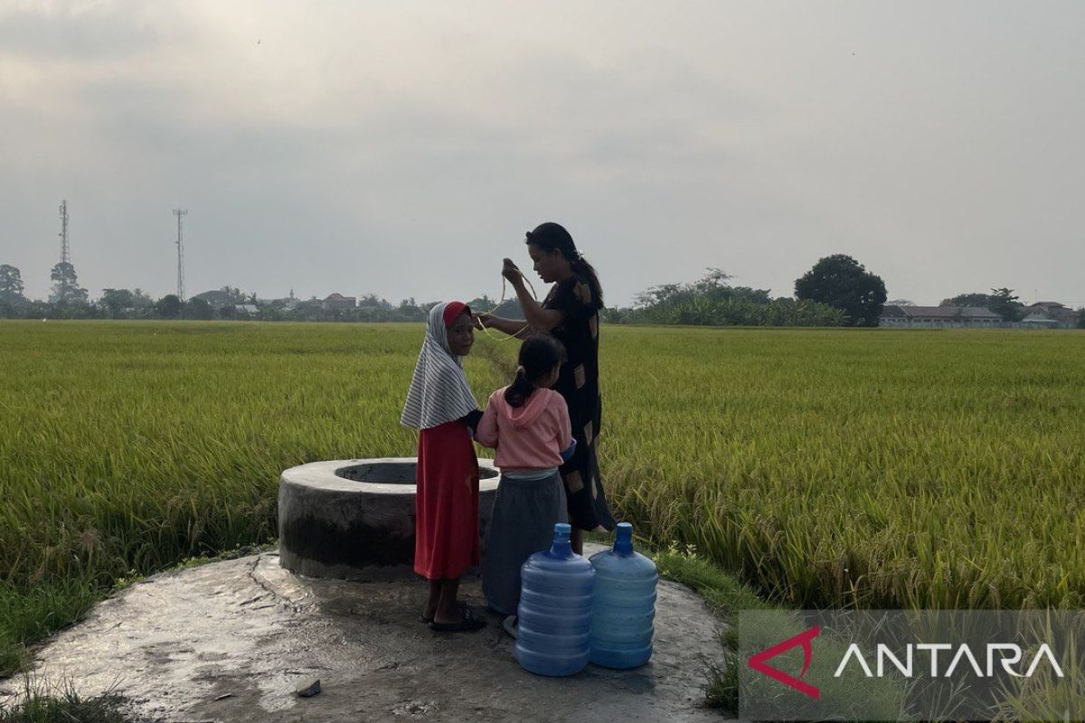 Kesulitan air bersih, warga Kasemen andalkan sumur di tengah sawah