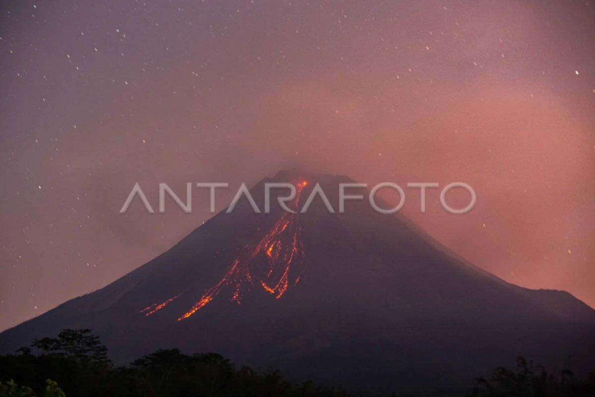 Guguran lava  meluncur 42 kali dari Gunung Merapi sejauh 1,6 km